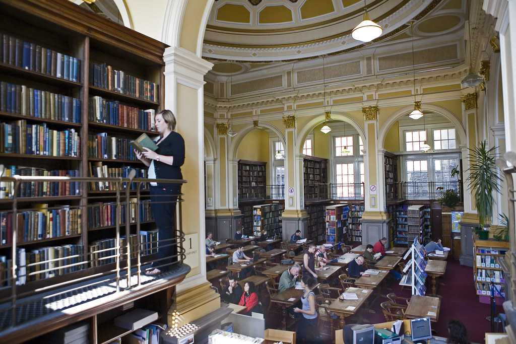 Сайты библиотек университетов. Университет Эдинбурга библиотека. Университет Глазго библиотека. Эдинбургский университет внутри. Огромная библиотека.