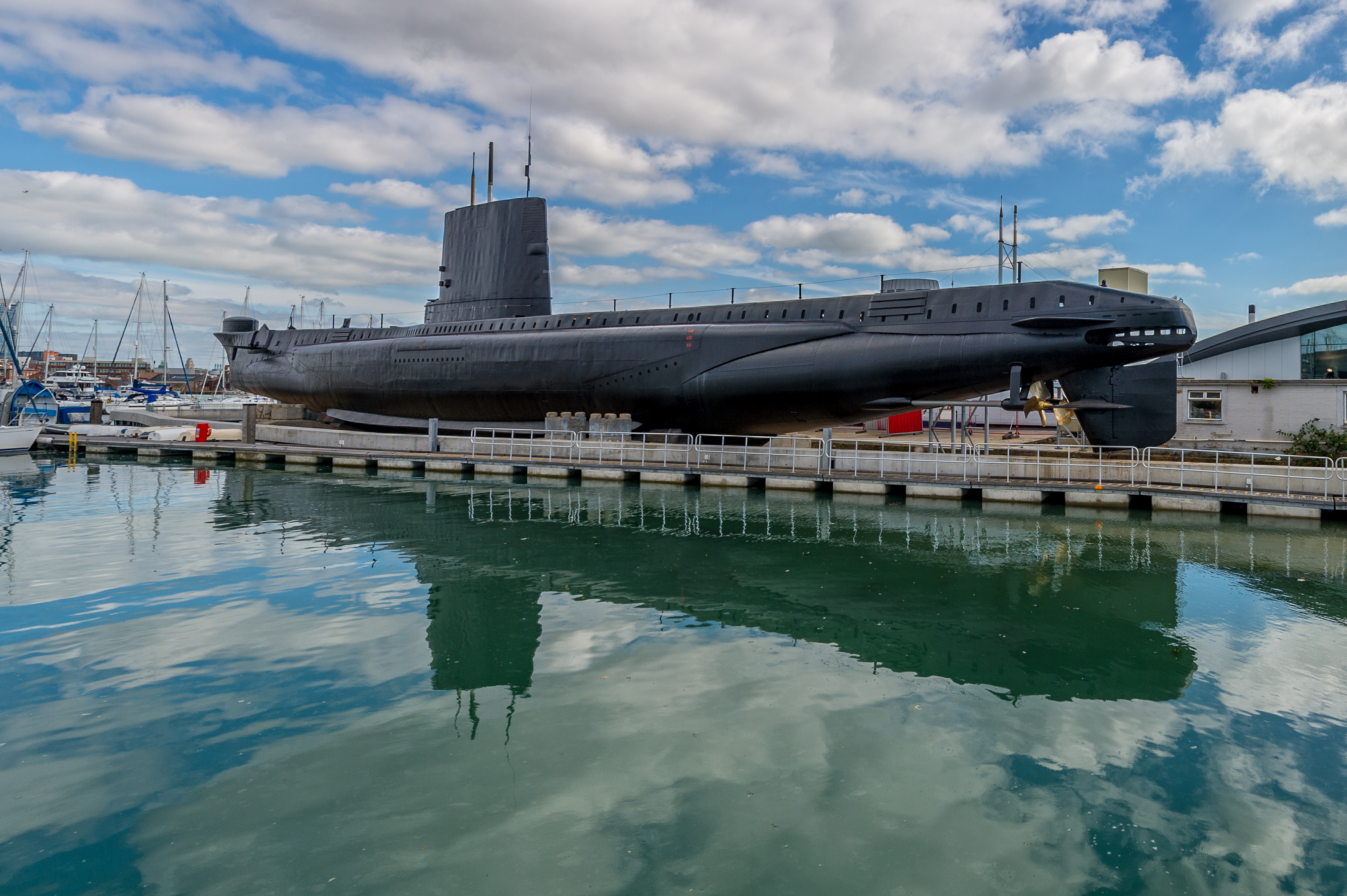 Подводные лодки именно этого типа. Royal Navy Submarine Museum Лондон. HMS Alliance p417. Подводная лодка Submarine. Речной вокзал подводная лодка музей.