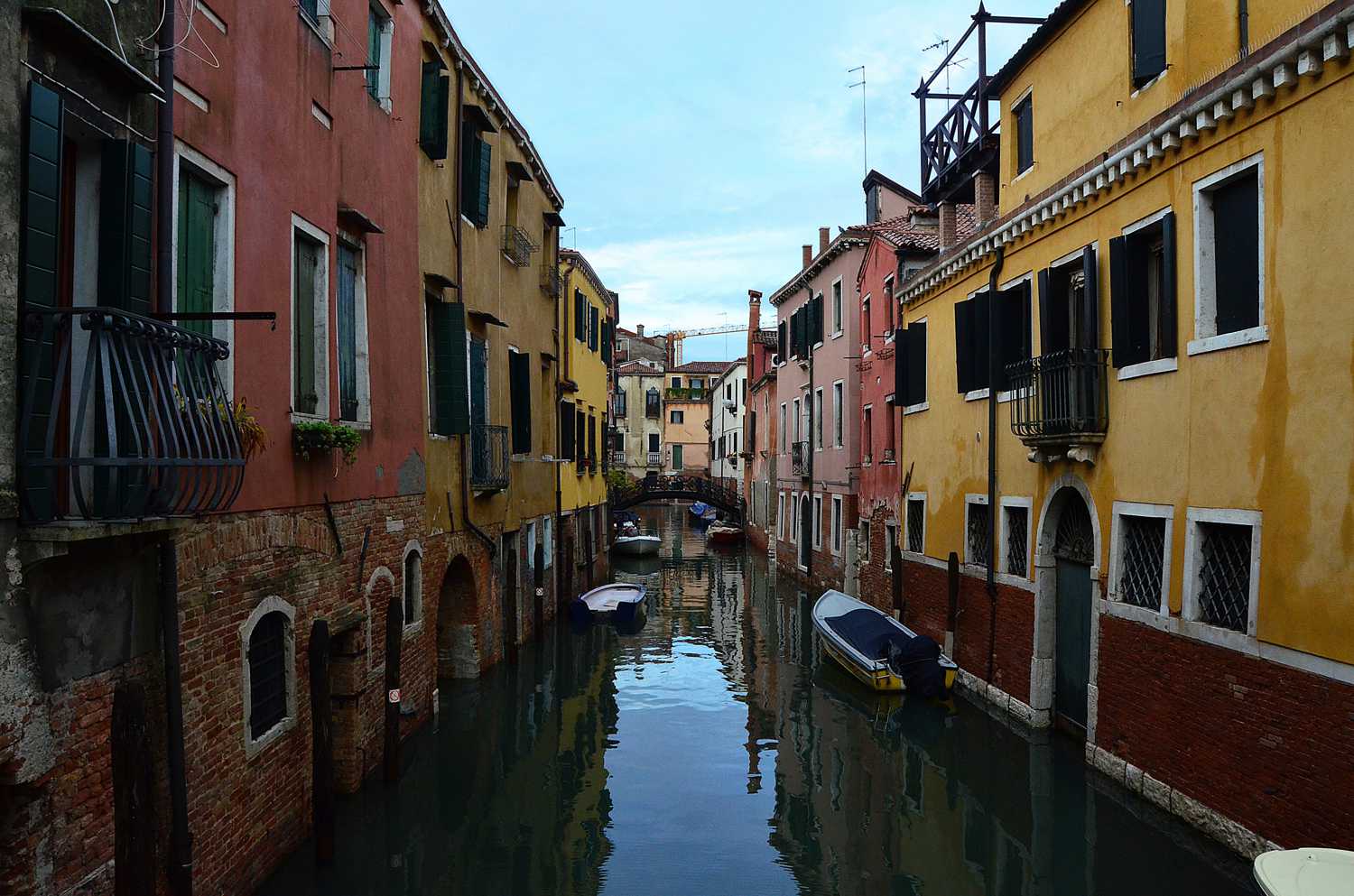 Река в венеции. Италия лодка мост. Венеция улица строить. Венеция улицы у реки картинки. San Salvador, Venice.