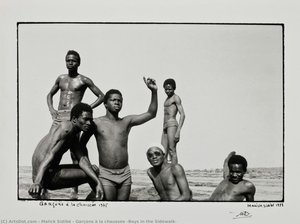 Garçons À La Chaussée [boys In The Sidewalk] — Malick Sidibé