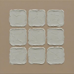 Monolithische Sereniteit In Negen Sculpturale Lagen Van Crème En Warm Taupe Impasto