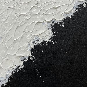 Fragmentiertes Gleichgewicht: Eine Monochrome Studie Kinetischer Spannung Und Skulpturalen Chaos