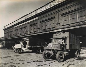 Trucks, West And Debrosses Street, Manhattan — Береника Аботт