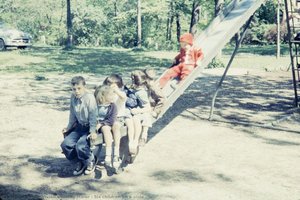 Six Children On A Slide — فيفيان دوروثي ماير