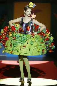 Esfera De Flores Menina Durante El Desfile Del Día Internacional De La Mujer. — Ágatha Ruiz De La Prada