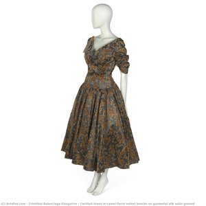 Robe De Cocktail En Brocart De Velours Floral Camel Sur Fond De Satin De Soie Gris Anthracite — Cristóbal Balenciaga Eizaguirre