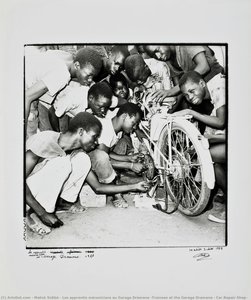 Les Apprentis Mécanicians Au Garage Dramane [trainees At The Garage Dramane - Car Repair Shop] — Malick Sidibé