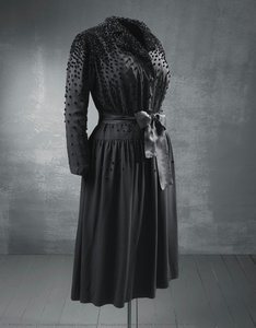 Mid-calf-length Dress, With A Cut Below The Waist — Cristóbal Balenciaga Eizaguirre