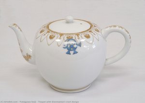 Teapot With Gionmamori Crest Design — Fukagawa Seiji