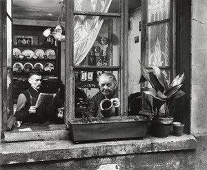 Les Concierges Rue Du Dragon — Robert Doisneau