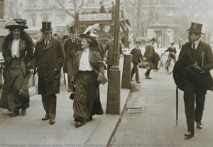 Suffragettes Heckling The Prime Minister In Downing Street — London News Agency Photos, Ltd