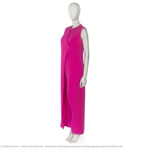 Ensemble Comprenant Une Combinaison De Pyjamas Pour Femmes Et Manteau Sans Manches — Hubert De Givenchy