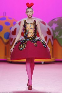Vestido Cake Menina Durante El Desfile Spectacular! — Ágatha Ruiz De La Prada
