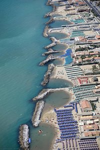Marina Di Pisa, Frangiflutti E Piscine Artificiali Sulla Costa Tirrenica — Alexander S. Maclean