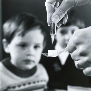 Polio Vaccine Dropped On To Sugar Lump For Child Patient — Wellcome Library