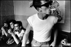 Man In Sunglasses Smoking. — ब्रूस डेविडसन