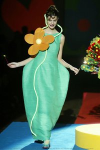Menina Flor Durante El Desfile De La Journée Internationale Des Femmes. — Ágatha Ruiz De La Prada