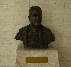 Busto Do Ministro Pedro Lessa — H Leao Velloso