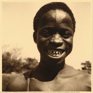 Jeune Homme Cokwe Montrant Ses Dents Taillées En Pointes. Vila Da Ponte — थियोडोर डेलचॉक्स