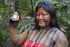 Mulher Segurando Babaçu — Cleber Oliveira De Araújo
