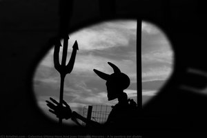 A La Sombra Del Diablo — Colectivo Última Hora