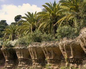 Park Güell, Barcelona: Los Pináculos De Jardineras Del Paseo — Antoni Gaudí I Cornet