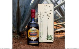 Botella De Tequila Reserva De La Familia. Edición Especial, 2018 Con Caja Realizada Por La Artista Visual Melanie Smith. — Fernando Guillén Cuervo
