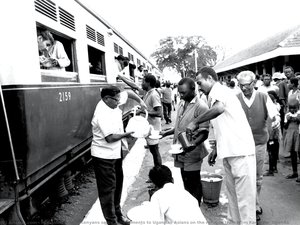 Kenyans Serve Refreshments To Ugandan Asians On The Refugee Train From Kampala, Uganda — Μοχάμεντ Αμίν
