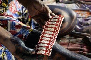 Segurando Pulseira De Miçanga — Cleber Oliveira De Araújo