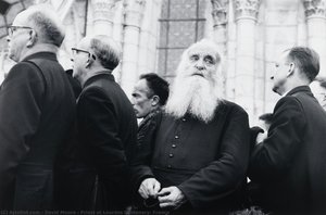 Priest At Lourdes Centenary, France — ডেვიდ მურე
