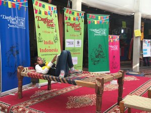 Charpai Making In Haryana: Charpai Displayed At A Bazaar — Vinod Khanna