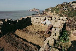 Man Working In Houtouwan — Angelo Chiacchio