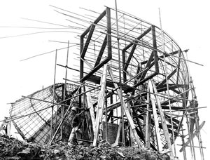 Janus Under Construction — Clement Meadmore