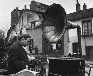 La Musique Des Puces — Robert Doisneau