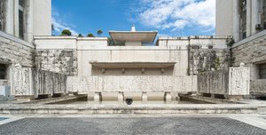 Rivestimento Dei Blocchi Murari Della Fontana Nel Cortile D — Pietro Consagra