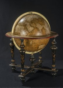Globe Terrestre Rediguée Astronomiquement Et Ou Se Trouvent Les Trois Voyage Du Capit. Cook, Ses Decouvertes Depuis Le Mois D’avril 1768 Jusqu’an 14 Fév. 1779 Époque De Sa Mort À L’ille D‘owhyhee, La Route Et Le Retour De Ses Deux Vaiseaux Depuis La .... — Charles François Delamarche