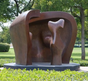 Figure In A Shelter — هنري مور