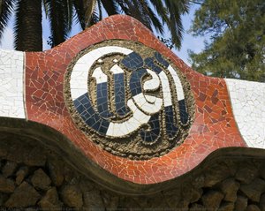 Park Güell, Barcelona: Medallón De Mosaico Que Muestra El Nombre Del Parque — Antoni Gaudí I Cornet