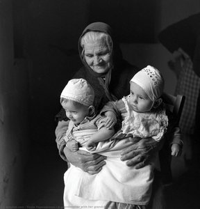 A Grandmother With Her Grandchildren — Voúla Papaïoánnou