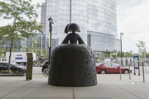 Reina Mariana (from Behind) — Rafael Solbes, Manolo Valdés, Juan Antonio Toledo