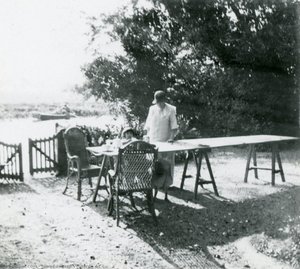 At — Jean-édouard Vuillard