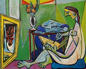 ピカソの1935年作『魅影』は、キュービスト様式を代表する作品です。断片化された形、大胆な線、鮮やかな色彩が特徴で、女性像、テーブル、花瓶、額縁といった静物画を、幾何学的な要素で再構成しています。この作品は、内省的で感情的な深みがあり、人間の感情と日常の複雑さを表現しています。ピカソの革新的な視点と芸術的才能が凝縮された傑作です。 — パブロ・ピカソ