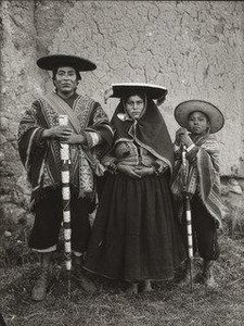 Indian Varayoc And Family, Tinta Kanchis — Martín Chambi