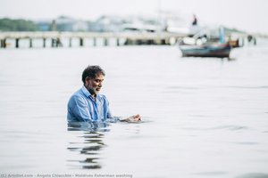 Maldives Fisherman Washing — Angelo Chiacchio