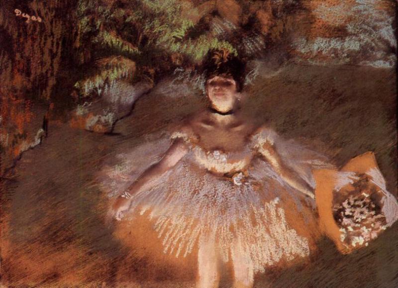 Bailarina en el Escenario con un Ramo de Flores