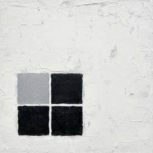 Frammenti Monolitici In Carbone E Bianco: Uno Studio Singolare Di Silenzio Scultoreo