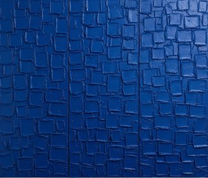 Trittico Monolitico Ultramarino: Uno Studio Scultoreo Di Ombre Ritmiche Blu Profondo