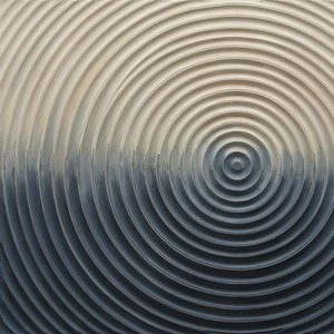Echi Monolitici Di Eterno Equilibrio In Rilievo Scolpito Crema E Carbone