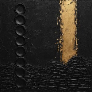 Vergoldete Erosion Über Skulptierten Obsidian-leerräumen
