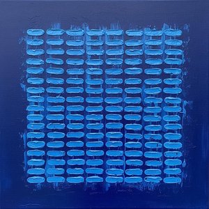 Ritmi Blu Monolitici: Uno Studio Scultoreo In Impasto Ceruleo E Simmetria Di Mezzanotte